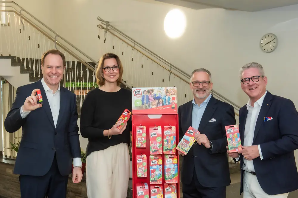 Henkel spendet Pritt-Stifte an Düsseldorfer Schulen und Kindergärten. Die Spendenübergabe fand an der Bonifatius-Schule in Düsseldorf statt.